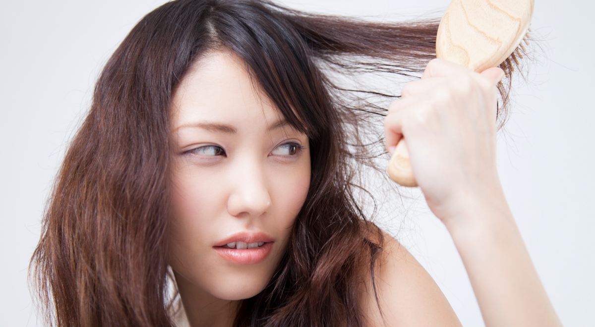 縮れ毛、チリチリになる髪の毛の原因と改善方法を美容師が解説