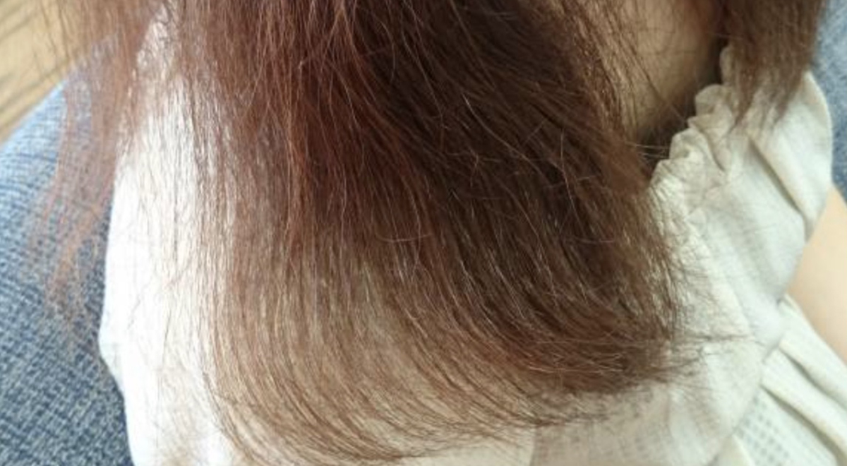 細く弱々しい髪や、切れ毛・枝毛が多い髪は傷みやすいです。