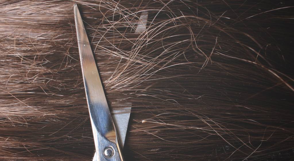 髪の毛をすくことで毛量を調整する