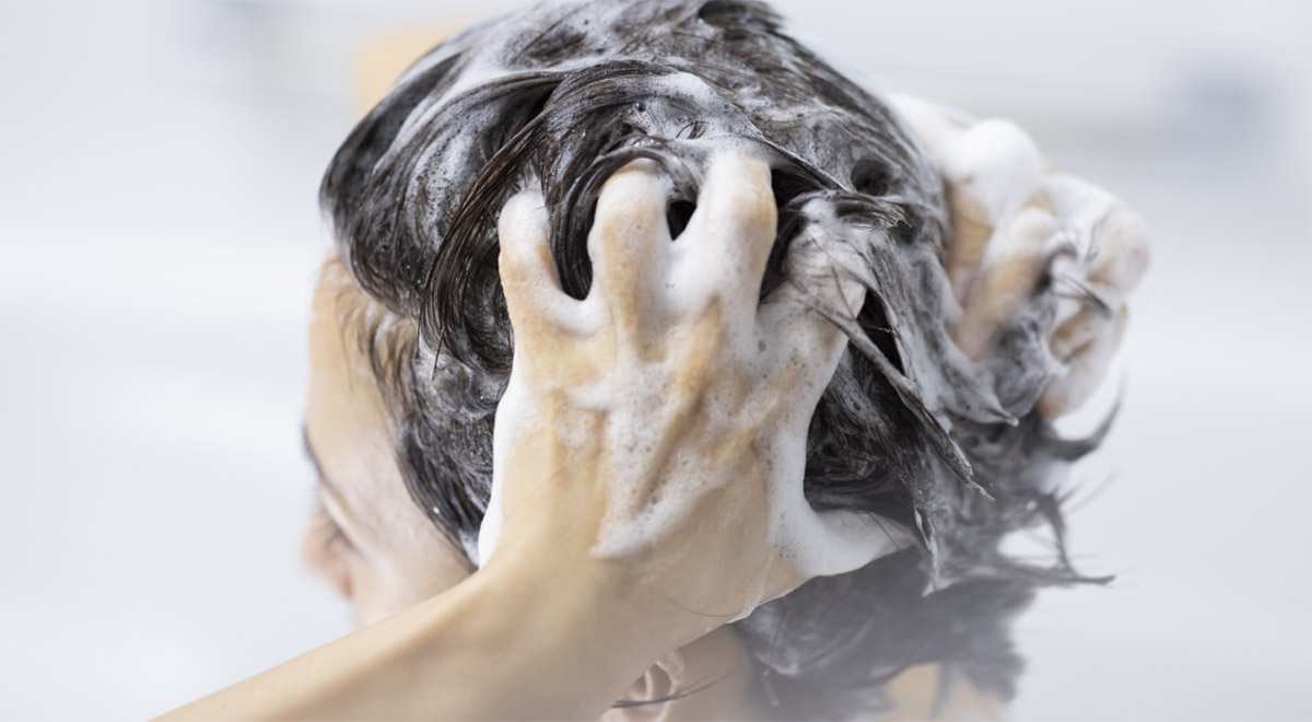 シャンプーやトリートメントで髪を洗っていても手触りが悪く、途中で切れやすいなみなみとした髪。