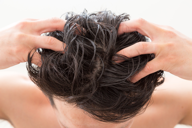 頭皮が油っぽい、髪がべたつきやすいのはなぜ？