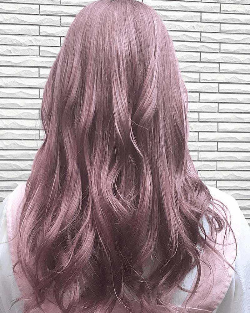 透明感があって巻き髪も綺麗にキマる！パールピンク