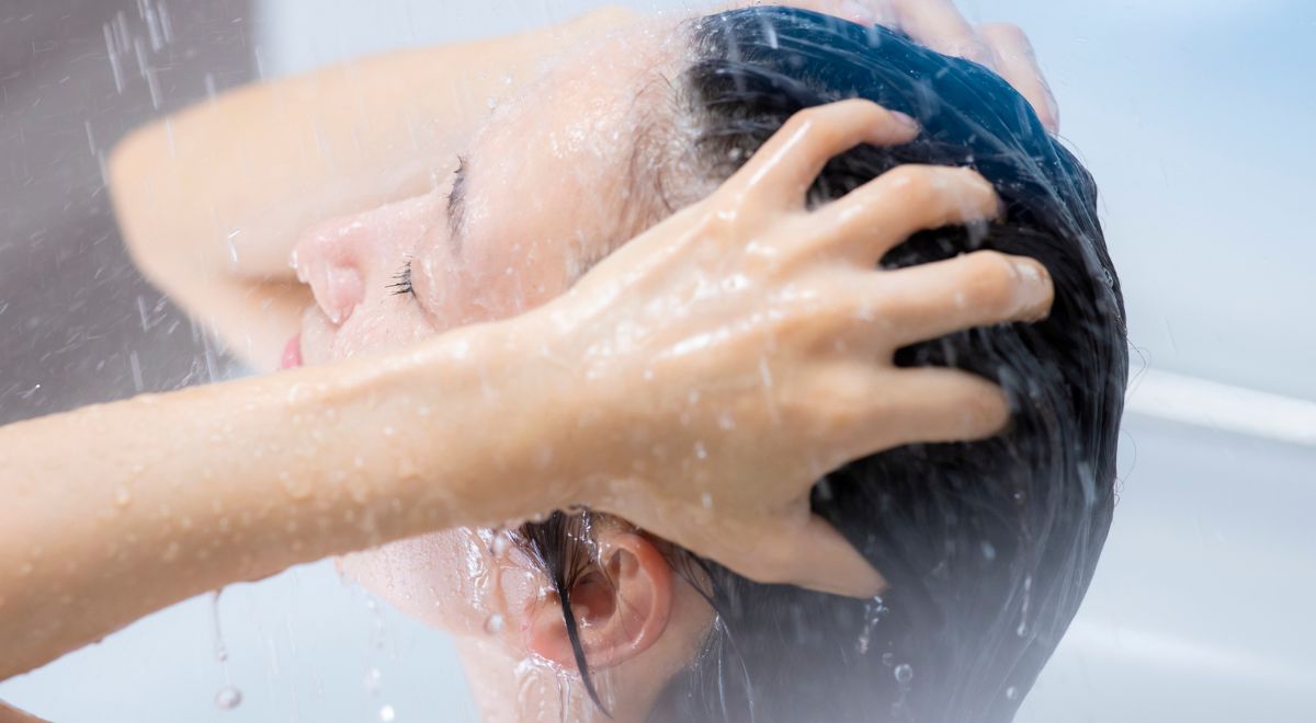 ぬるま湯で髪の毛をしっかり予洗いする